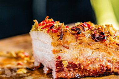 Taze, lezzetli ızgara et. Barbeküde ızgara biftek. Izgara buharının yakın görüntüsü