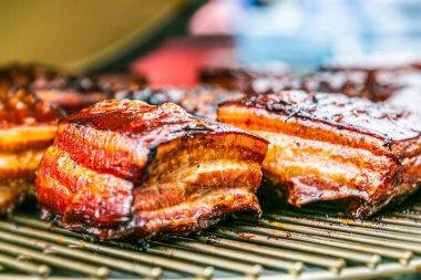 Taze, lezzetli ızgara et. Barbeküde ızgara biftek. Izgara buharının yakın görüntüsü