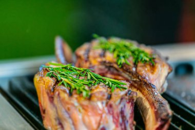 Taze, lezzetli ızgara et. Barbeküde ızgara biftek. Izgara buharının yakın görüntüsü