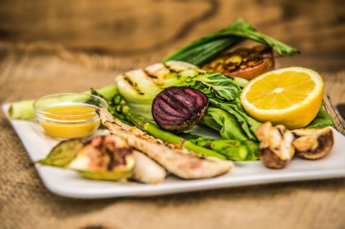 Tabakta taze sebzeli ızgara balık filetosu. Restorandaki yemek. Yemek tasarımı ve restoran yemeği. 