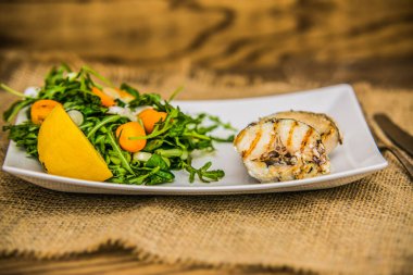 Tabakta taze sebzeli ızgara balık filetosu. Restorandaki yemek. Yemek tasarımı ve restoran yemeği. 