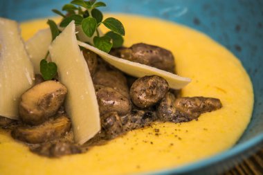 Peynirli tavuk kalbi ve patates püresi. Restorandaki yemek. Yemek tasarımı ve restoran yemeği.