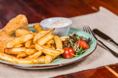Peynirli ve sebzeli patates kızartması. Restorandaki yemek. Yemek tasarımı ve restoran yemeği. 