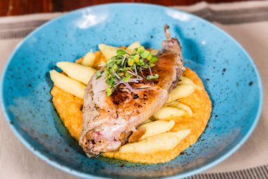 Izgara tavuk göğsü, gnocchi ve tabakta patates püresi. Restorandaki yemek. Yemek tasarımı ve restoran yemeği. 