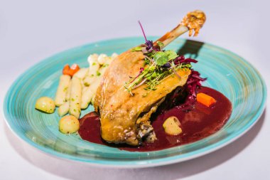 Kırmızı lahana ve gnocchi ile ördek budu. Restorandaki yemek. Yemek tasarımı ve restoran yemeği.