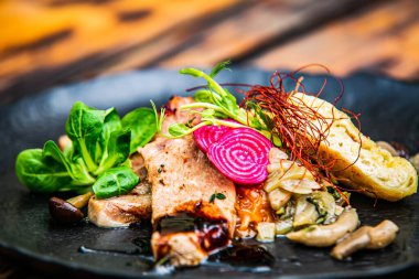 Mantarlı hindi ve sebze. Restorandaki yemek. Yemek tasarımı ve restoran yemeği.