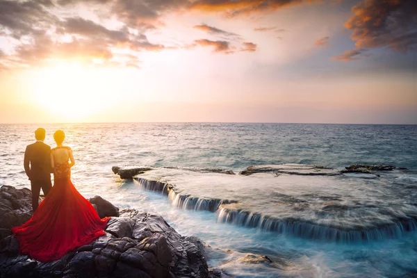 Casal Pré Casamento Paisagem Incrível Quando Ondas Uma Grande Rocha — Fotografia de Stock