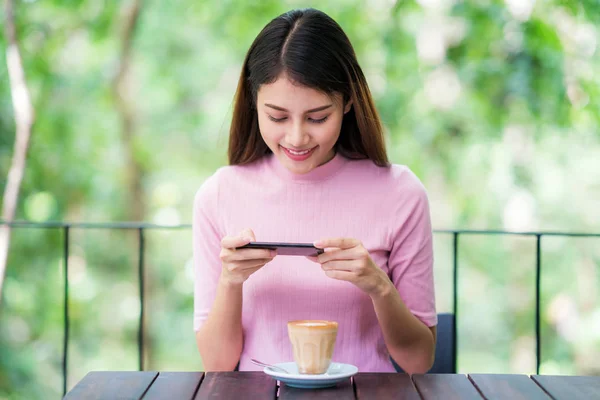 Asiatico Signora Uso Cellulare Caffetteria Con Verde Natura Sfondo — Foto Stock