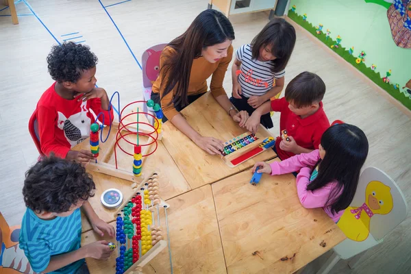 Lehrer Und Schüler Einer Internationalen Vorschule Spielen Ein Spielzeug Zusammen — Stockfoto