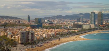 Barcelona plajı, Barcelobna şehri ve deniziyle sabah güneşinde İspanya 'nın otelinin çatısından.