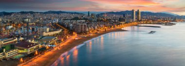 Barcelona plajı, Barcelobna şehri ve deniziyle sabah güneşinde İspanya 'nın otelinin çatısından.