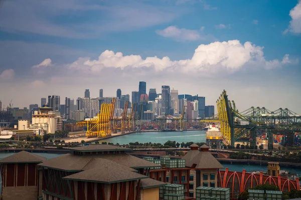 新加坡港与新加坡城市背景 这张照片可以用于物流 港口和运输工作 — 图库照片