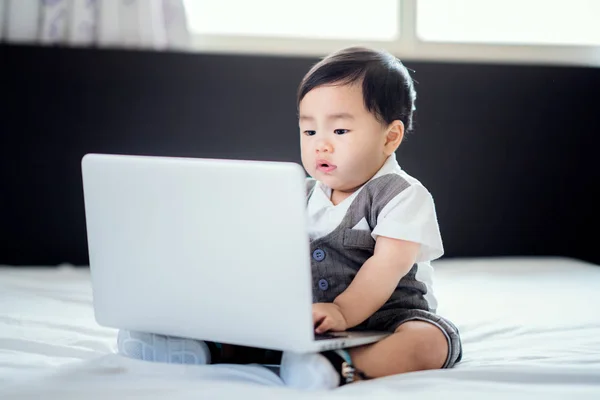 Asiático Bebé Sentarse Acción Trabajo Con Uniforme Negocios Ordenador Portátil — Foto de Stock