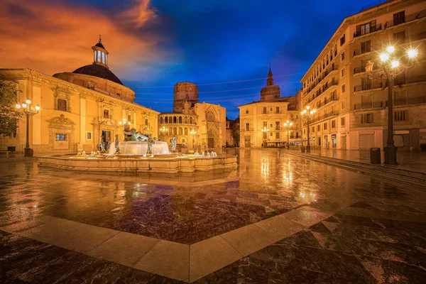 Gece gökyüzü ve Çeşme Rio Turia Virgin Saint Mary, Valencia Katedrali, Basilica Virgen çaresiz Meydanı.