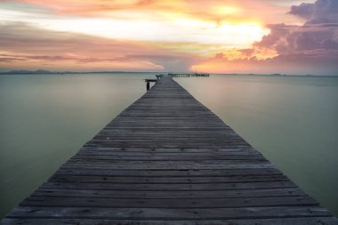 Sunrise Beach Tayland ormanlık köprüden bu IMMAGE manzara, hedef, seyahat, yaz, tatil ve deniz kavramı için kullanabilirsiniz