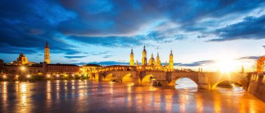 Basilica de Nuestra Senora del Pilar ve Ebor Nehri akşam, Zaragoza, Aragon, İspanya