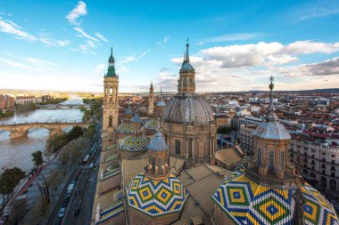 Hava cityscape görünümü çatılar ve Our Lady İspanya Zaragoza şehrinde Bazilikası Kulesi
