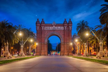 Bacelona Arc de Triomf gece Catalonia, İspanya Barselona şehir. Kemer Neo Mudéjar tarzı kırmızımsı tuğla inşa