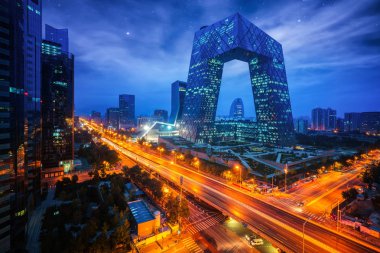 Gece cityscape bilding ve yol Beijing City, Çin
