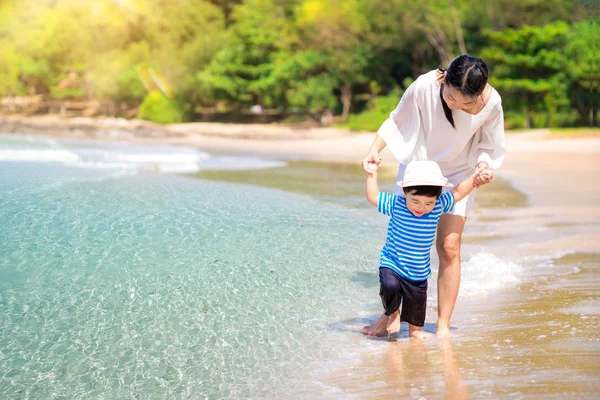 Mutter Und Baby Beim Strandspaziergang Tropenresort Phuket Thailand — Stockfoto