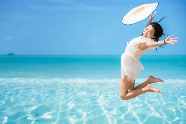 亚洲女孩从船上跳到海里 Immage 可以用来取乐 女人和假日的概念 — 图库照片