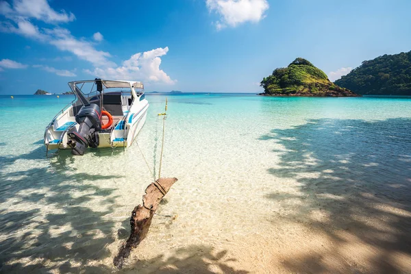 在泰国的麦岛和 Kood 岛之间的驾驶点 可以使用这张照片的海滩 旅游和夏季的概念 — 图库照片