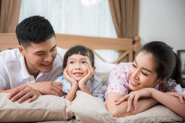 Asiatische Familie Auf Einem Bett Vater Tochter Und Mutter Haben — Stockfoto