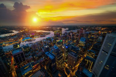 Cityscape Sydney Şehir Kulesi çatı üst günbatımı ve manzarası, Avustralya