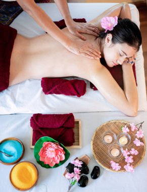Asyalı kadın uyku ve Tayland masaj ve spa merkezinde relax