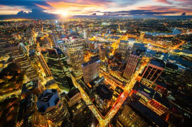 Cityscape Sydney Şehir Kulesi çatı üst günbatımı ve manzarası, Avustralya