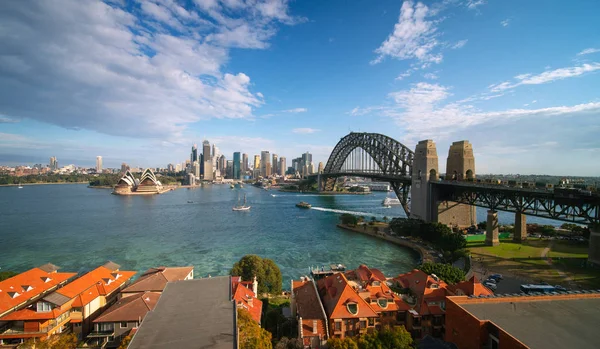 悉尼海港 海港大桥和城市地标从空中全景在阳光明媚的早晨 澳大利亚 — 图库照片