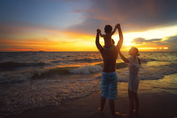 Asiatique Famille Mère Père Bébé Séjour Sur Plage Coucher Soleil — Photo