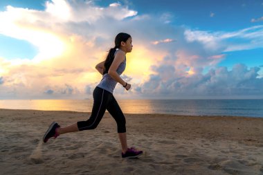 Asyalı kız çalıştırmak sahilde, spor, yaşam tarzı, ince, çalışma ve koşu kavramı için bu IMMAGE kullanabilirsiniz