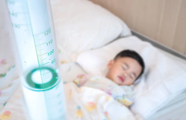 アジアの親族からインフルエンザとサリング病院のベッドの上で睡眠病気 この画像を Patirnt インフルエンザ フェイバー 病院使用できます — ストック写真