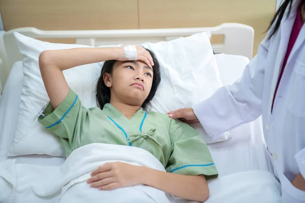 Paziente Signora Triste Piangere Camera Paziente Ospedale Con Suo Medico — Foto Stock