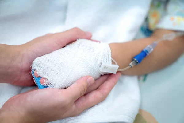 Mano Madre Bebé Con Solución Salina Esta Imagen Puede Utilizar — Foto de Stock