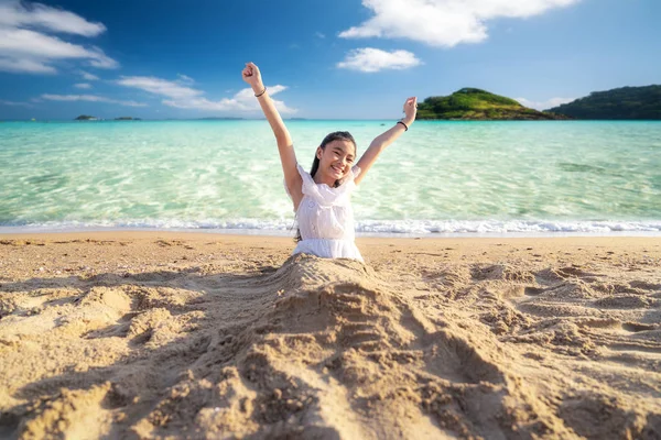 Menina Asiática Brincar Com Areia Praia Ilha Fundo Este Immage — Fotografia de Stock