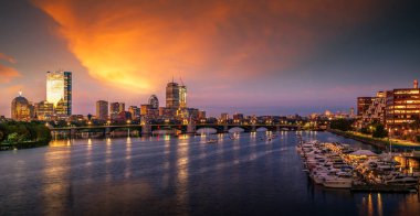 Boston şehir gece ve gündoğumu sabah gökyüzü, Boston, ABD, Birleşik kademeli Amerika Bridge'de