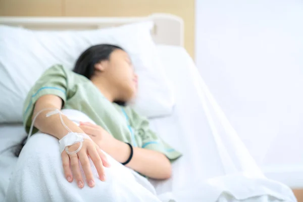 Asiático Senhora Paciente Sono Solução Salina Linha Cama Hospital Esta — Fotografia de Stock