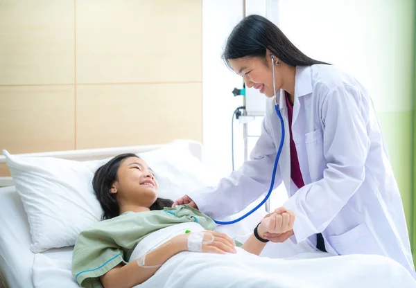 Arzt Überprüft Puls Und Stethoskop Auf Dem Bett Patientenzimmer Krankenhaus — Stockfoto