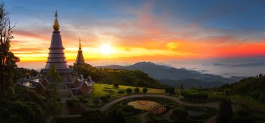 İki Yataklı pagoda doi Inthanon Milli Parkı ve dağ ile sabah sunsise, Chiang mai, Tayland, Asya 