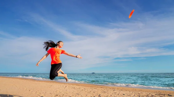 Chica Asiática Jugar Disco Volador Playa Este Immage Puede Utilizar —  Fotos de Stock