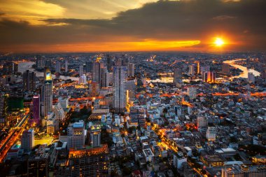 Bina, nehir ve günbatımı, Bangkok şehir, Tayland, Asya ile Bangkokcity kulede çatı üst görünümden Cityscape