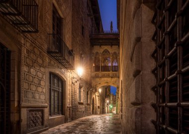 Barcelona, İspanya'nın Barri Gotic çeyreğinde binalar arasında köprü