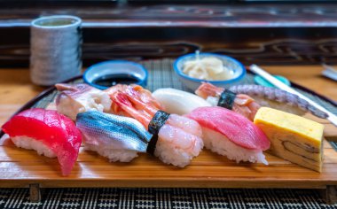 Suşi Japon deniz ürünleri Restoran ormanlık tabakta ayarla, bu IMMAGE kullanabilirsiniz gıda, Japonya, Suşi, deniz ürünleri, balık kavramı için