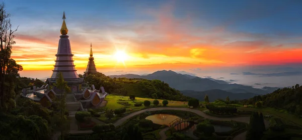 Yataklı Pagoda Doi Inthanon Milli Parkı Dağ Ile Sabah Sunsise — Stok fotoğraf