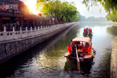 Çin geleneksel turistik gemilerde Beijing Kanallar Qianhai Gölü Shichahai District, Beijing, Çin