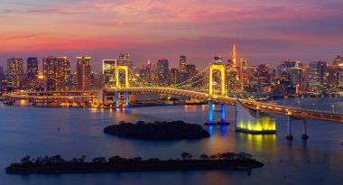 Tokyo Gökkuşağı Köprüsü ile Tokyo şehir arka plan ve kule ve günbatımı gökyüzü, bu IMMAGE gece zamanında seyahat ve cityscape Japonya ve Asya için kullanabilirsiniz