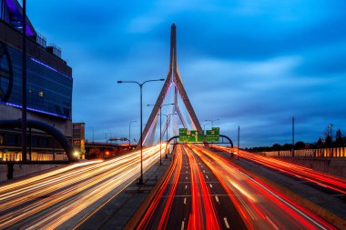 Leonard s. Zakim Bunker Hill Anıtı köprüden geceleri, Boston şehir, Massachusetts hareketli Rating