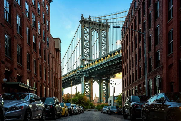 Manhattan Bridge Seen Narrow Alley Enclosed Two Brick Buildings Sunny — Stock Photo, Image